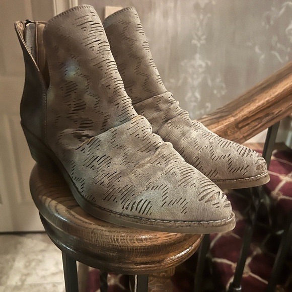 Blowfish NWOT never worn vegan ladies booty size size 10 gray with gold inlay - Picture 6 of 12